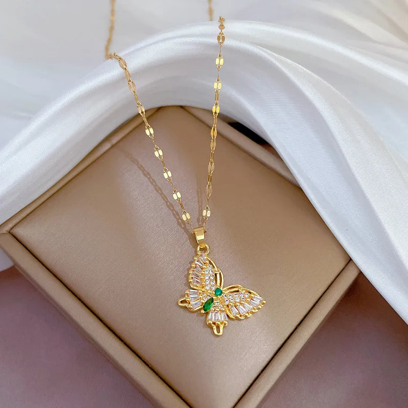 Collar Mariposa de Cristal Brillante – Cadena Dorada con Dije de Zirconias