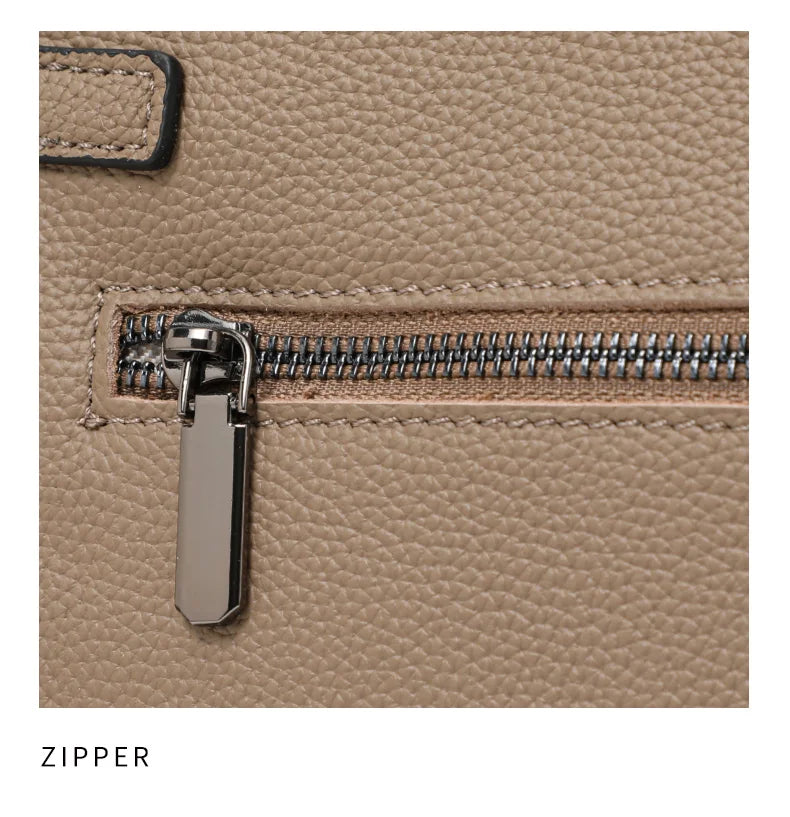 Bolso de Mano Estructurado con Detalle de Cinturón y Correa Ajustable