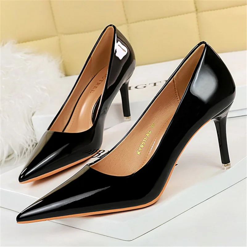Zapatos de Salón Clásicos de Tacón Alto y Punta Fina — Alurea
