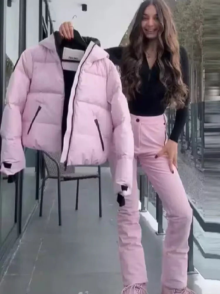 Traje de Esquí de Dos Piezas: Chaqueta Acolchada Crop con Capucha y Pantalón Ajustado - Rosa Pasteles