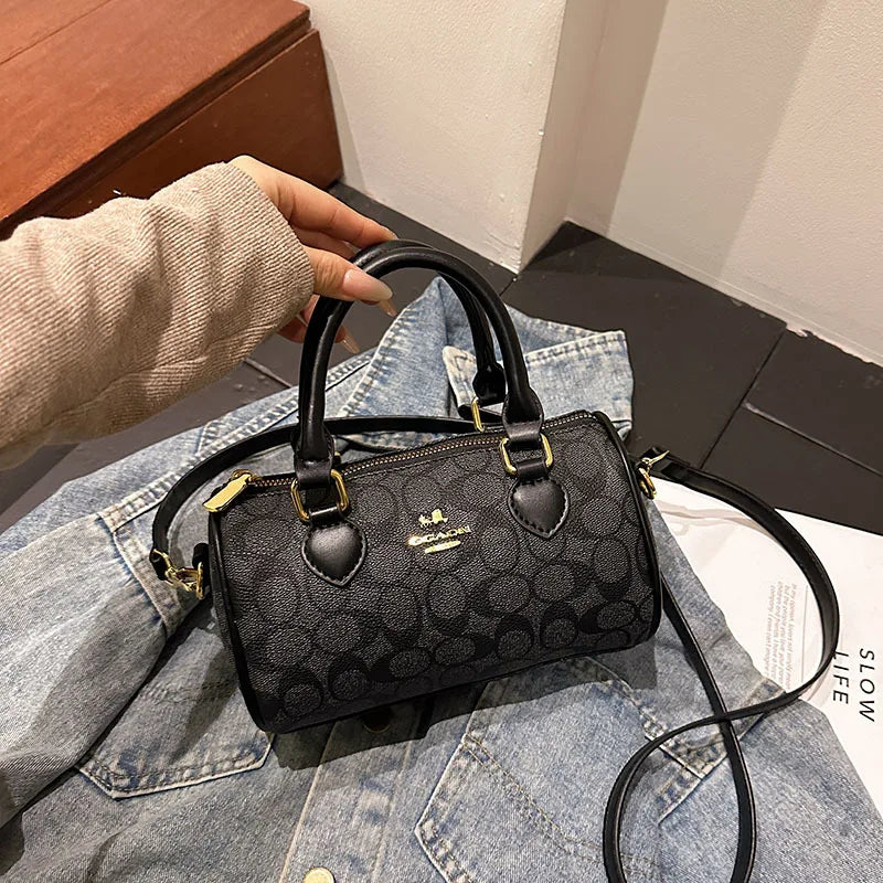Bolso Mini Barrel Monograma – Elegancia y Estilo Casual