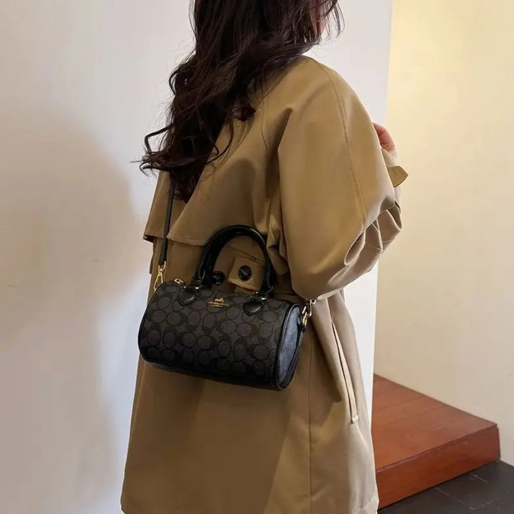 Bolso Mini Barrel Monograma – Elegancia y Estilo Casual