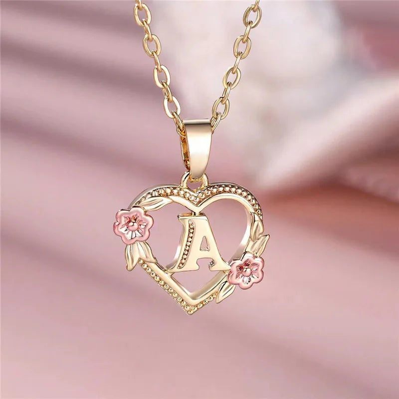 Collar Inicial Corazón Floral – Cadena Personalizada de Oro con Detalle de Flores