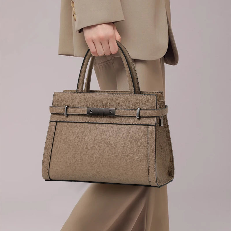 Bolso de Mano Estructurado con Detalle de Cinturón y Correa Ajustable