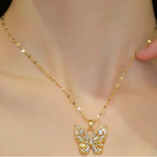 Collar Mariposa de Cristal Brillante – Cadena Dorada con Dije de Zirconias