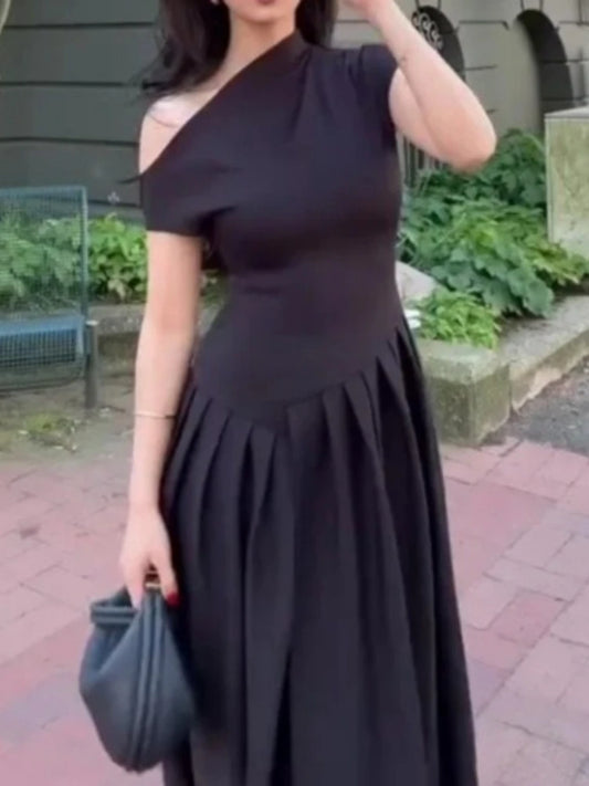Vestido Largo Elegante de Escote Asimétrico con Falda de Tablones / Plisada