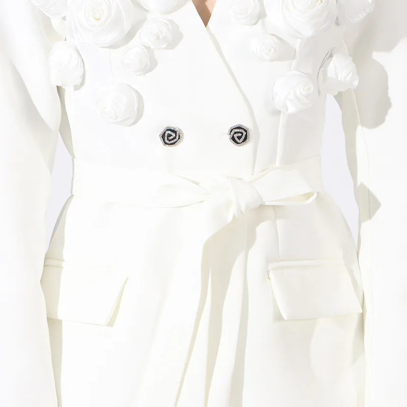 Conjunto Elegante de Blazer Cruzado con Apliques Florales 3D y Pantalón de Bota Ancha - Blanco