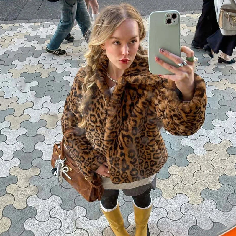 Chaqueta Corta de Pelo Sintético con Solapa Elegante - Alurea