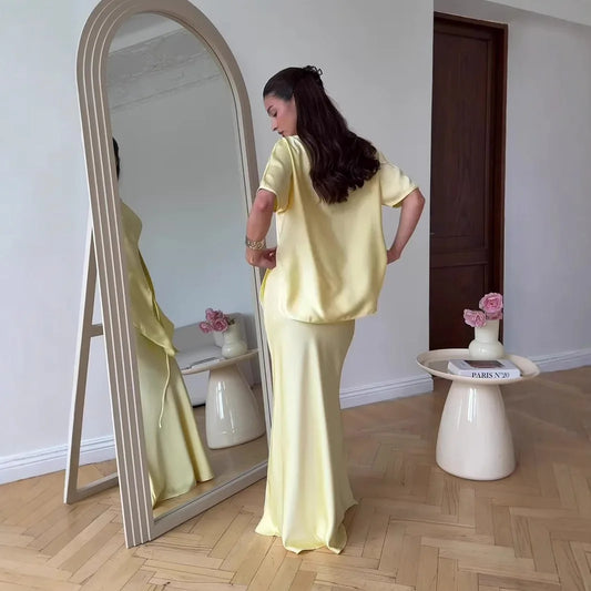 Vestido Largo Satinado con Cuello Barco y Cintura Cruzada - Amarillo Claro